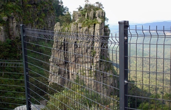 Anti Rust 1.8 M High Fence , CE Round Post Wire Mesh Security Fence
